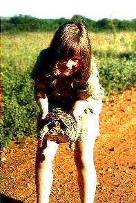 Jacqueline mit einer Schildkrte. Jacqueline with a tortoise.